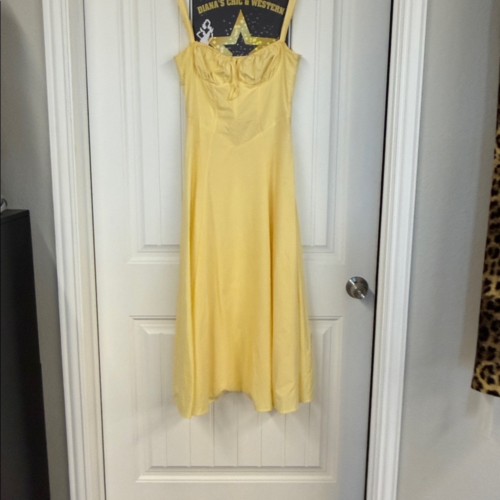 Light Yellow Midi Dress with Sweetheart Neckline - Picture 4 of 6